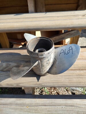 USED OMC Propeller 13 spline 17 pitch RH 384139 prop A69