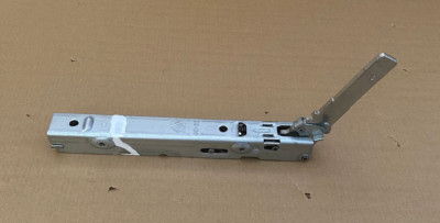 P2579 Beko BBXIF243XC Backofentürscharnier Träger Ersatzteil