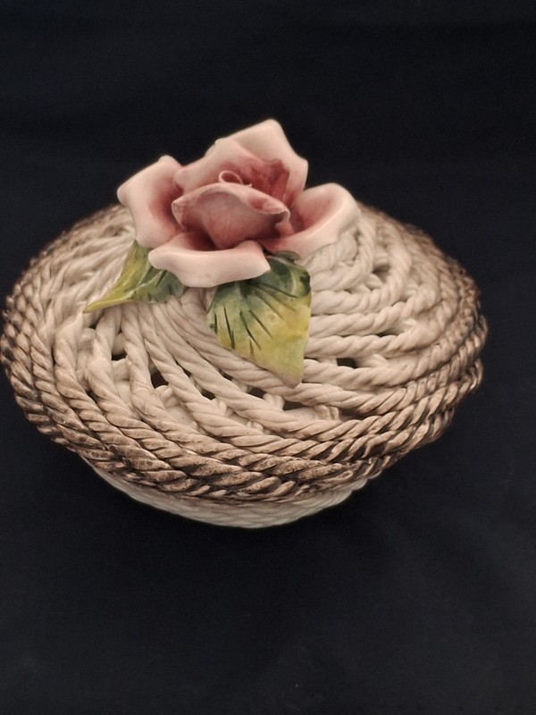 VINTAGE CAPODIMONTE ITALY WOVEN PORCELAIN TRINKET BOX SPAGHETTI BASKET ROSE
