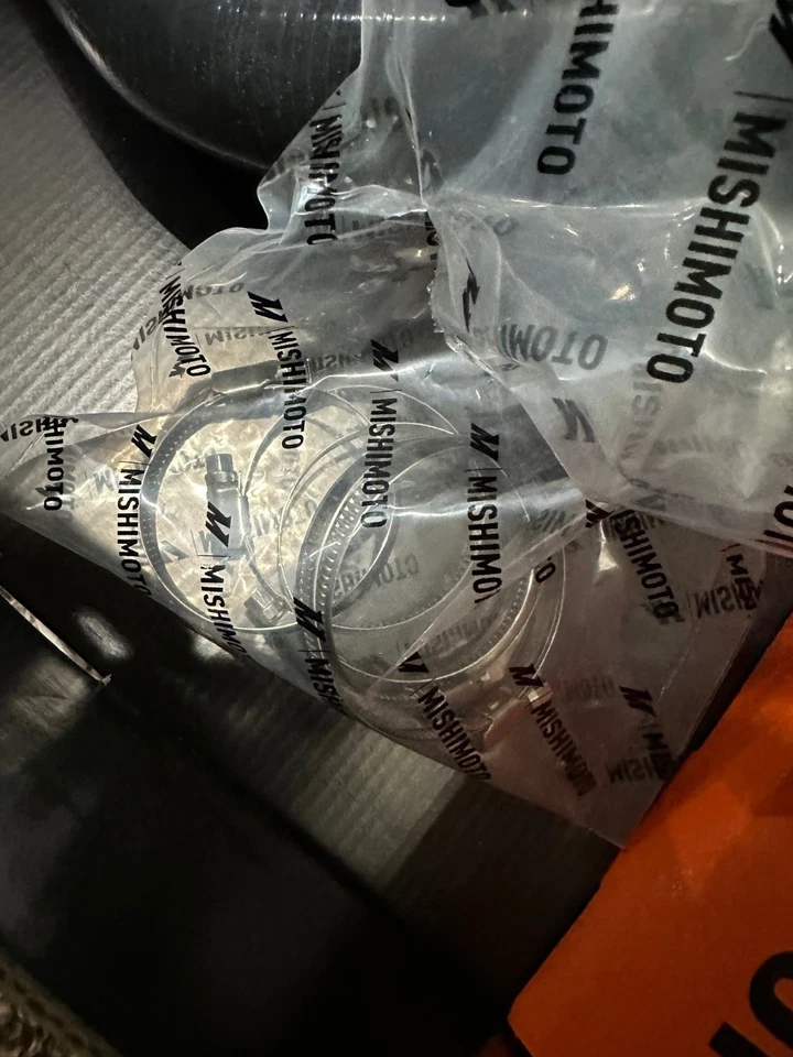 Nueva manguera de refrigerante Mishimoto MMHOSE-F2D-01RRBK para Ford Powerstroke 2001-2003 7,3 L Foto 2 de 4