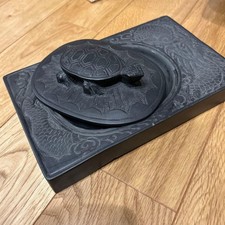 Japanischer Tintenstein mit Schildkröte und Drache Schnitzerei Kalligraphie W...
