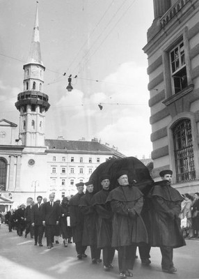 Funeral procession with coffin of actor Raoul Aslan on lap of hono- Old Photo