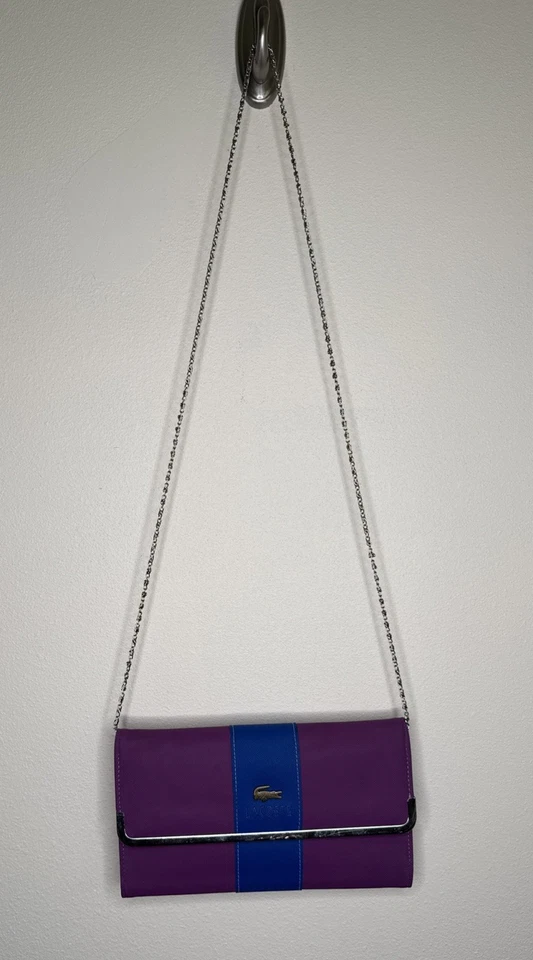 Cartera monedero vintage LACOSTE para mujer púrpura PVC 10" X 6” cadena bandolera Preppy Foto 2 de 4
