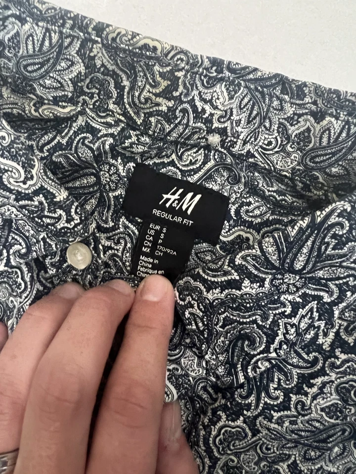 H & M Mens Bold Paisley Long Sleeve Shirt Sz. Small Black and White - Image 2 of 4