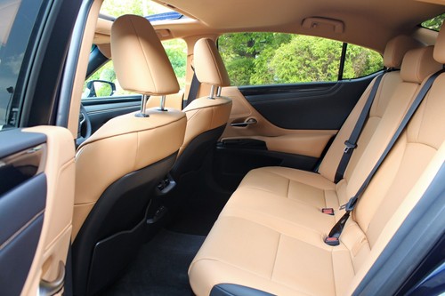 2024 LEXUS ES 300H CVT SALOON / NEARLY NEW CAR / EURO 6 AP / LEATHER / SUNROOF - Picture 17 of 24