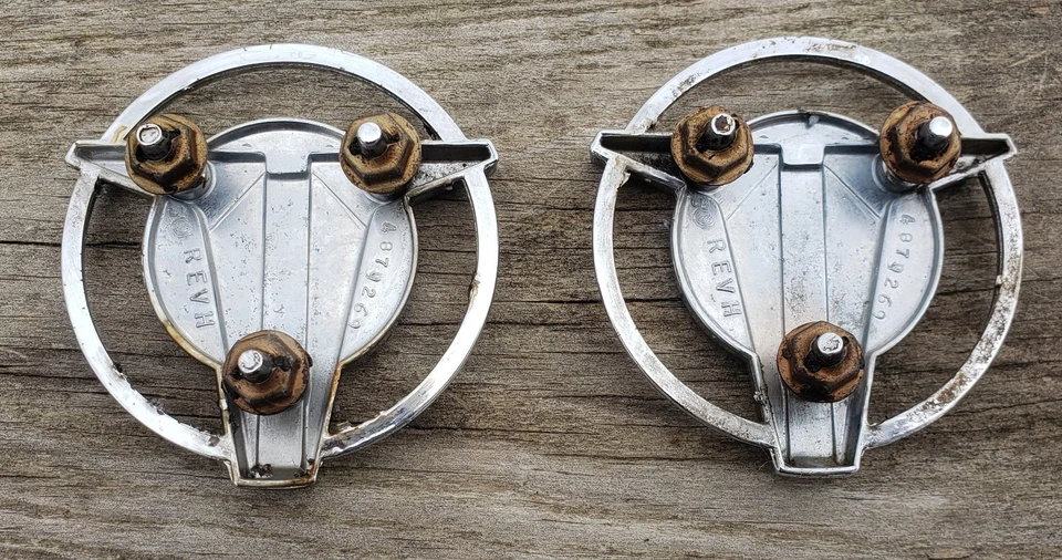 Juego de insignias emblemas de pilar lateral Oldsmobile Cutlass F85 F-85 1963 63 usado fabricante original Foto 3 de 4