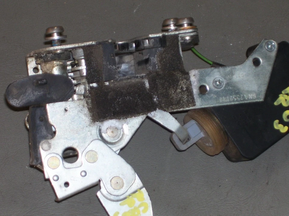 Actuador de cierre de cerradura de puerta trasera derecha original Jaguar XJ8 1998 con pasador de caída Foto 4 de 4