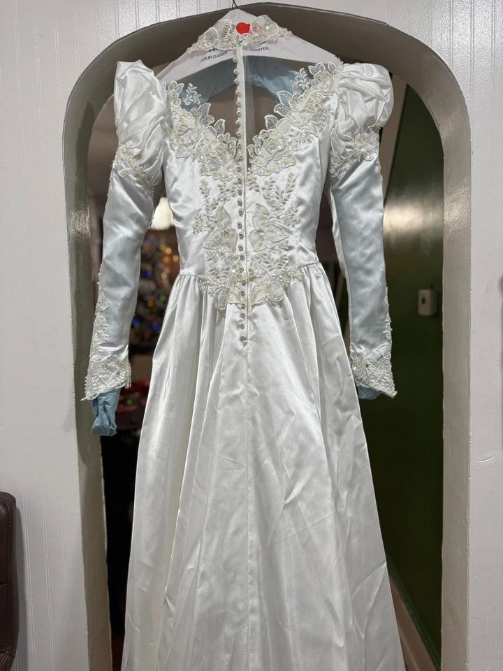 Vestido de noiva vintage feito em união anos 80 marfim cetim lantejoulas e renda manga longa tamanho 10 - Imagem 3 de 4