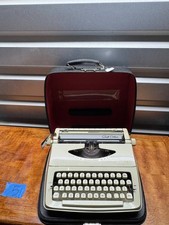Vintage 1960s Royal Quiet De Luxe Portable Typewriter w/ Case – Made in Holland thumbnail