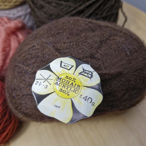 Shades of brown acrylic yarn - 240 grams (C32) - Picture 9 of 9