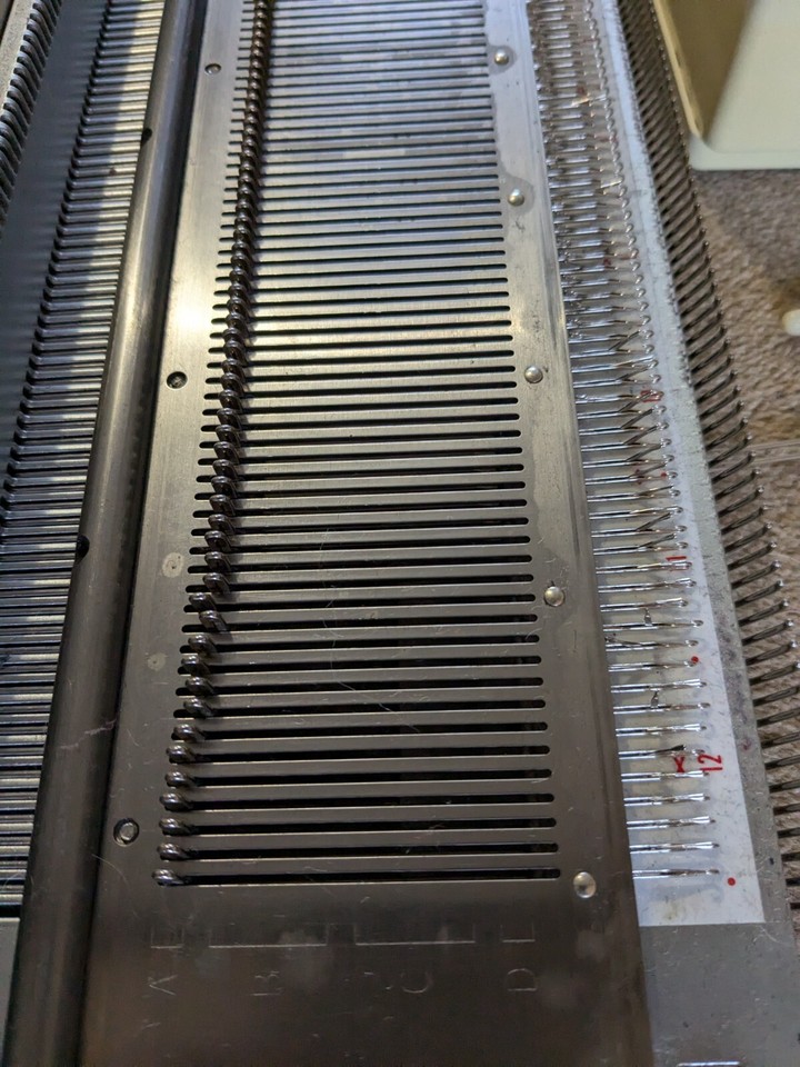 Silver Reed Fine Gauge Knitting Machine (collection must be by Wed 11th