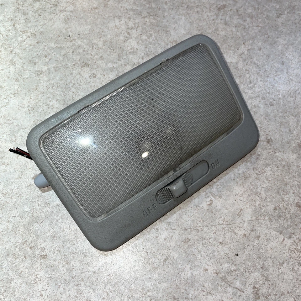 GEO TRACKER VITARA 2000 2001 LUZ DOMO LÁMPARA CONSOLA SUPERIOR TECHO TRASERO GRIS Foto 3 de 4