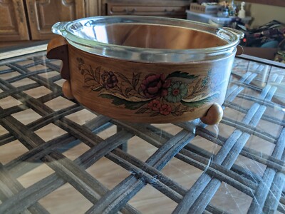 VINTAGE 1960s PYREX CASSEROLE/SERVING DISH WITH SLEEK FLORAL WOOD - Main Image