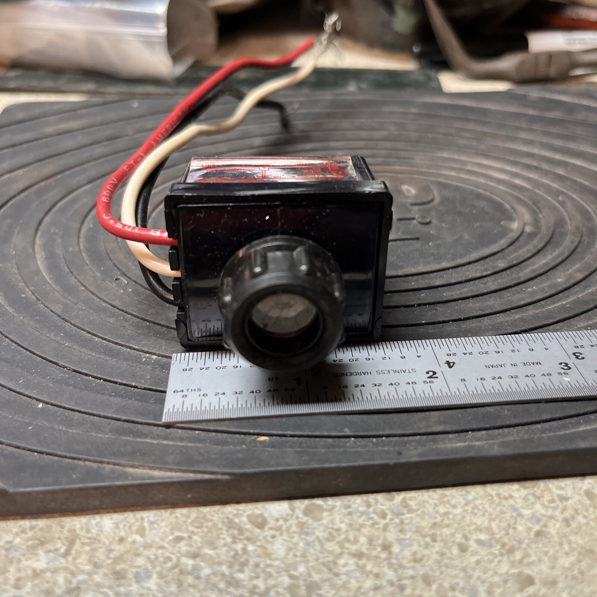 Don-Ell Corp. Model 758 Raintight Photoelectric Switch 300w