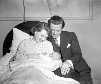 Richard Attenborough wife Sheila Sim put their heads together - 1950 Old Photo