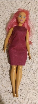 Barbie Fashionistas Puppe mit kurvigem Körpertyp und rosa Haaren 2016