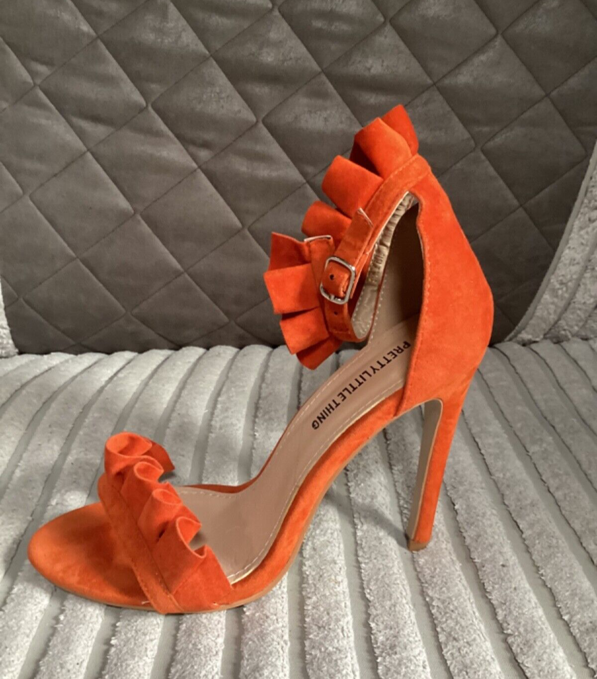 APL Sandali scarpe Pretty Little Thing ecopelle scamosciata arancione tacco alto con volant taglia 4 usati