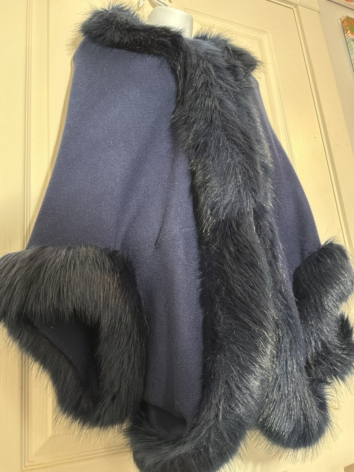как выглядит Dark Blue Faux Fur Trimmed Signing Cape With 3/4 Sleeves By Sioni фото