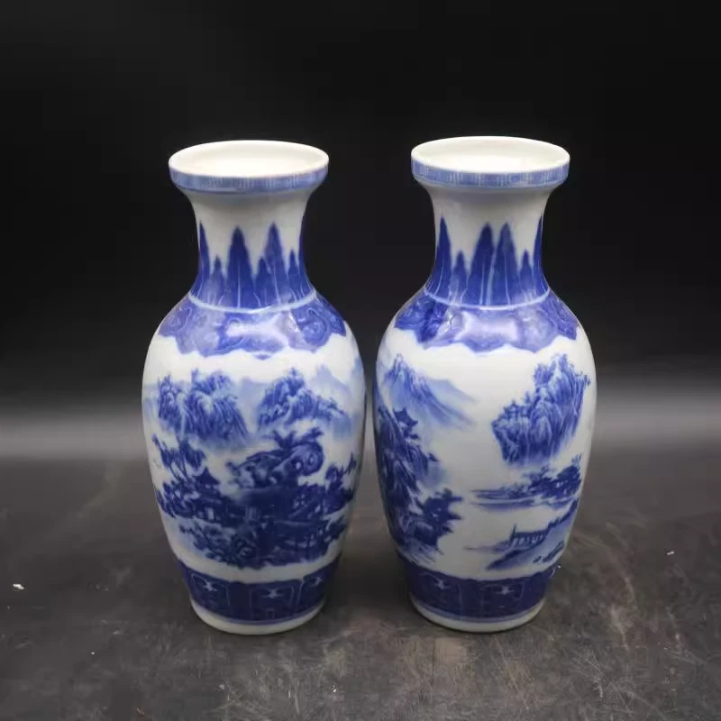 Пара китайских синих и белых фарфоровых расписанных вручную космических ваз из Цин - Изображение 2 из 4