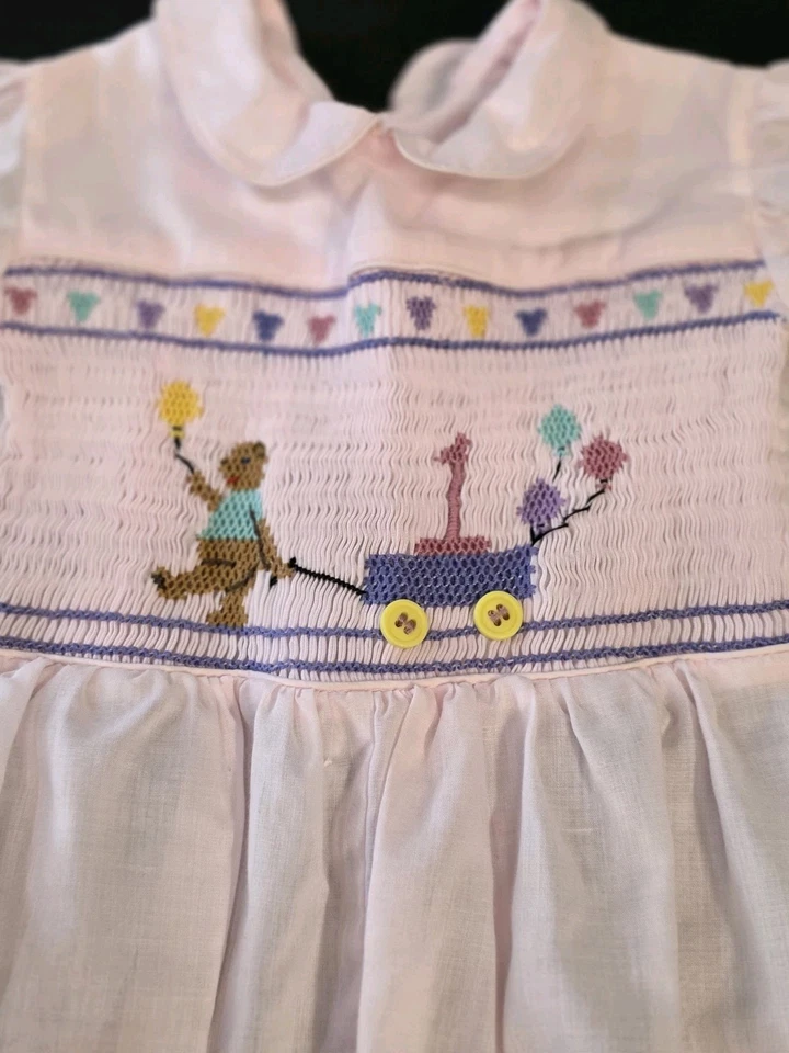 First 1 岁生日手工缩褶浅粉色女宝宝连衫裤复古 — 第 3/4 张图片