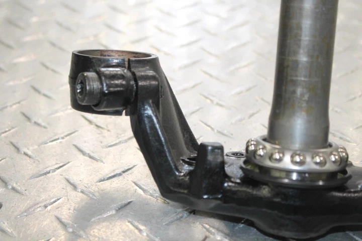 Honda Magna 700 VF700C 1985 horquilla delantera abrazadera inferior triple árbol vástago Foto 3 de 4