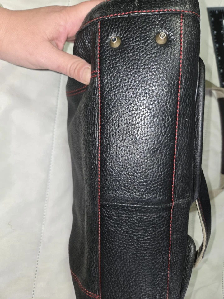 Bolso de hombro de cuero MAXX New York negro con puntada roja Foto 3 de 4