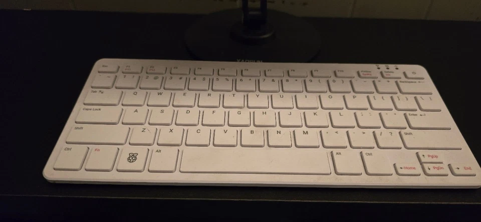 **I OFFLINE** Raspberry Pi 500 con mini monitor Foto 2 de 4