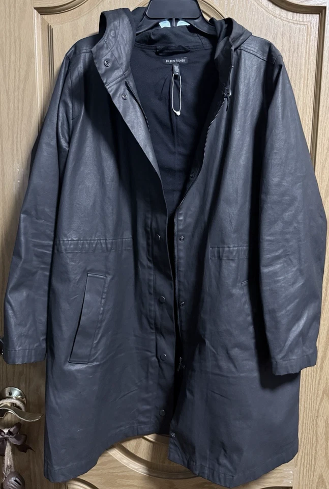 Parka con capucha negra de algodón encerado talla L de Eileen Fisher para mujer Foto 3 de 4