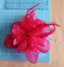 Piękny czerwony fascynator z piórami i detalami koralików klipsy do włosów