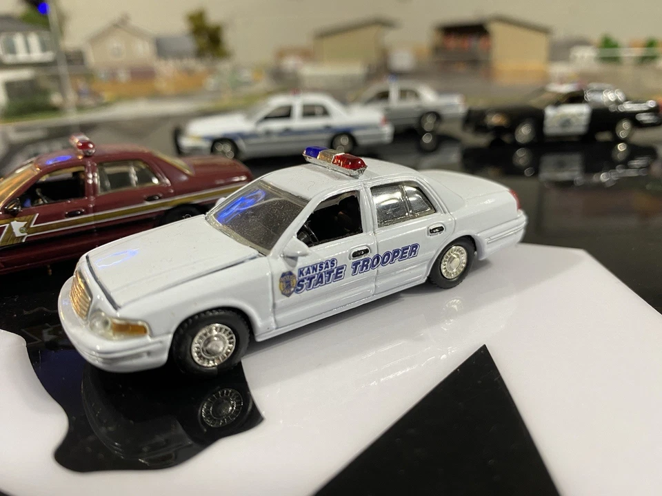 SpecCast 1:64 Ford Crown Victoria Alabama,California,Minnesota, Arizona,Kansas - Image 4 of 4