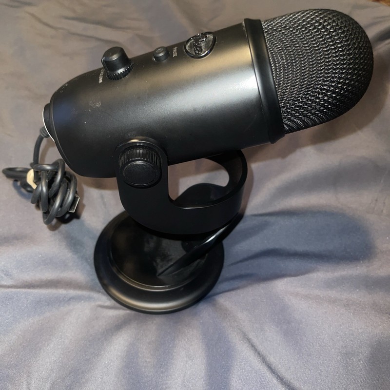 Blue Yeti Professional Multi-Pattern USB Condenser Microphone - Blackout