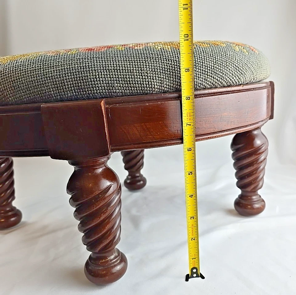 Taburete de pie ovalado de madera de colección azul multi floral rosa punta de aguja patas torneadas 17x14 pulgadas Foto 3 de 4