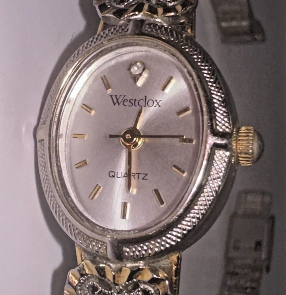 Antigo relógio de pulso feminino Westclox quartzo LTX118 tom prata e ouro; testado e funciona - Imagem 2 de 4