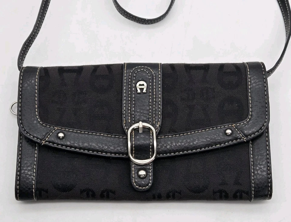 Cartera sin asas Etienne Aigner bandolera logotipo Jacguard negra imitación cuero Y2K Foto 3 de 4