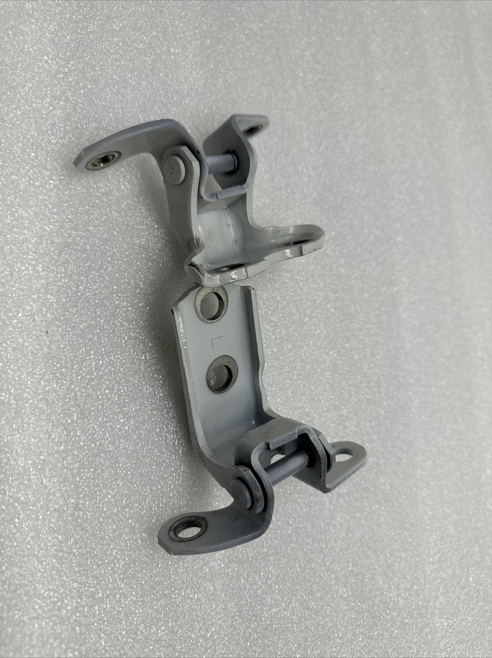 Toyota Prius C 2018-Bisagra de puerta trasera izquierda del lado del conductor superior e inferior OEM Foto 3 de 4