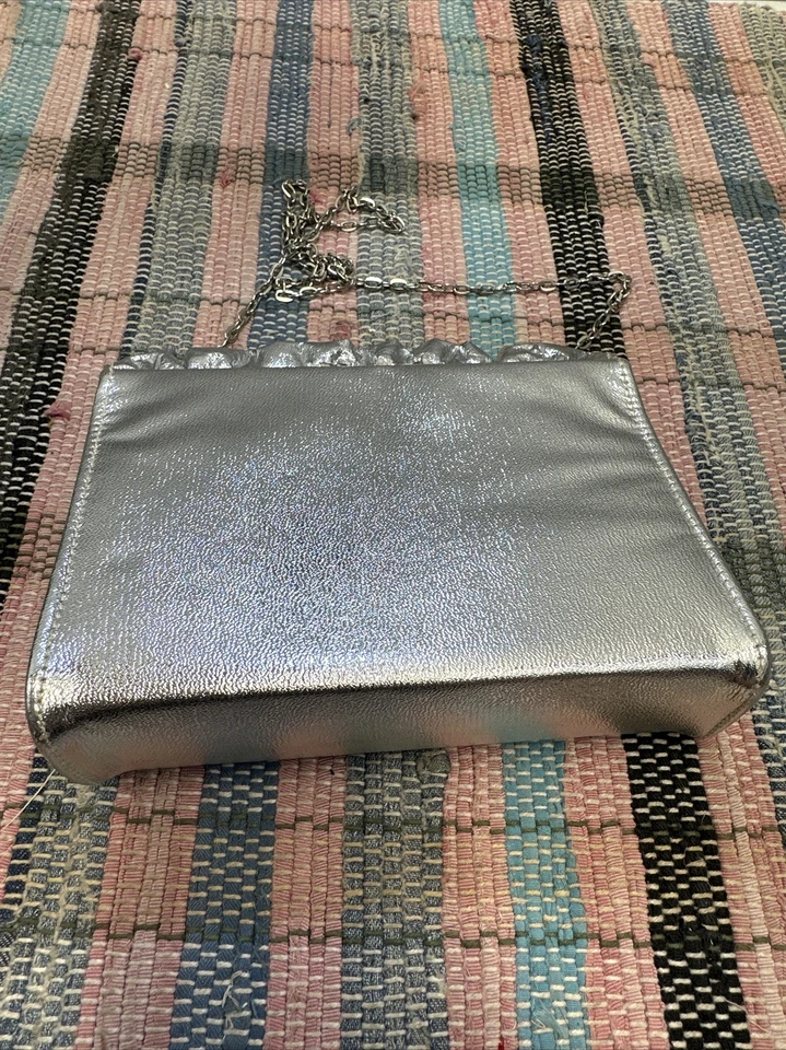 NUEVO Bolso sin asas de noche de cadena plateada estuche rígido nunca usado años 50 vintage 7x6” princesa Foto 2 de 4