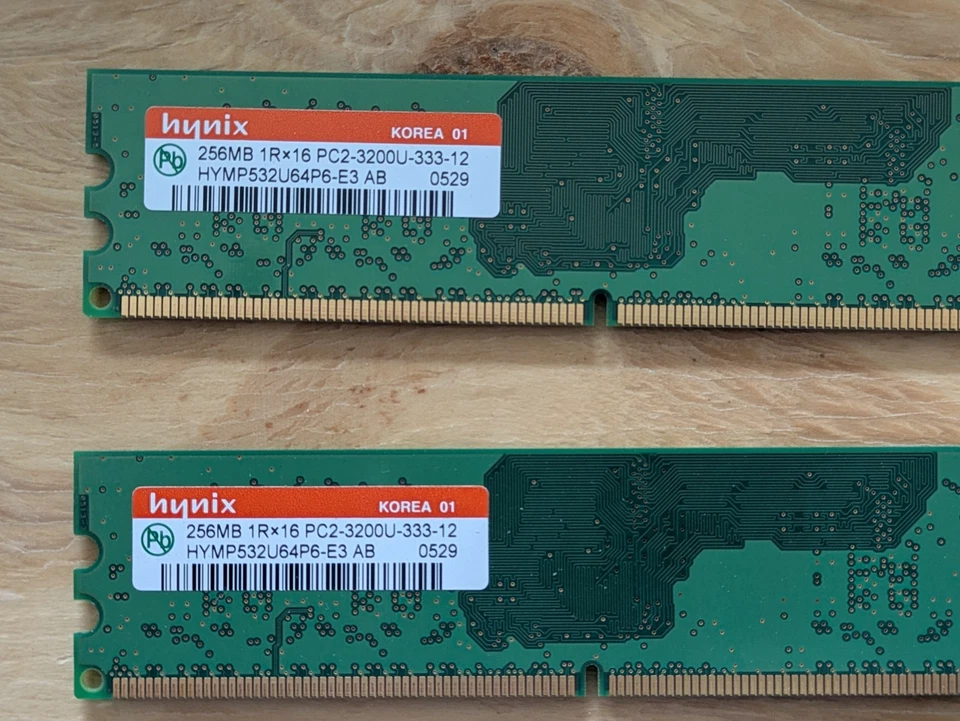 Memoria RAM DDR HYNIX 256 MB PC2-3200U-333-12 1RX16 HYMP532U64P6-E3 AB x2 Foto 2 de 2
