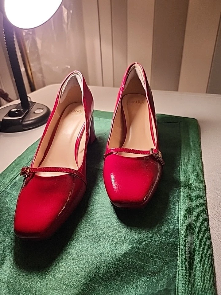 Jones New York Red Size 11. Slip On Red Stylish Shoe. Right For The Holidaays