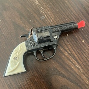 VINTAGE CAST IRON KENTON CAP GUN ENGRAVED BULLS EYE 1950'S VERY RARE MADE IN USA