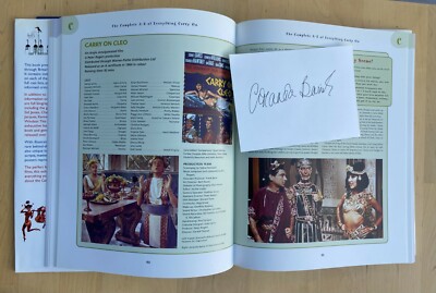Eine ORIGINAL Signatur von CARRY ON's Amanda Barrie (Buch nicht enthalten)