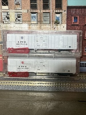 N Roundhouse Southern Pacific 57   Reefers One Blue Logo And One Red