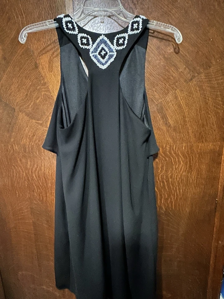 Vestido de coquetel feminino Ya LA preto regata com enfeite geométrico de miçangas tamanho M - Imagem 2 de 4