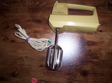 General Electric Vintage Yellow Hand Mixer D1-M24, Works, Made in USA Works Well
