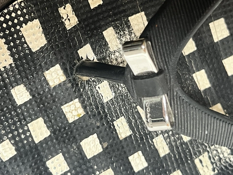 Chanclas con logotipo COACH talla 9-9,5 negras/blancas a cuadros con lazos plateados Foto 4 de 4