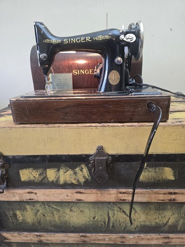 Singer 99 Sewing Machine in Bentwood Case w/ Key – Knee Pedal – Runs Great