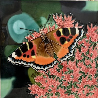 Majolika/Moorcroft Stil bemalte glasierte Fliese Schmetterling Wandbehang 12  x 12  