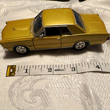 Welly No 2313 1965 Pontiac Gto Gold Diecast Car 160 Scale Opening Doors