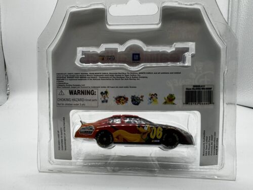 Donald Duck NASCAR 2006 DAYTONA 500 Disney Pontiac Grand Prix 1/64 - Picture 4 of 4