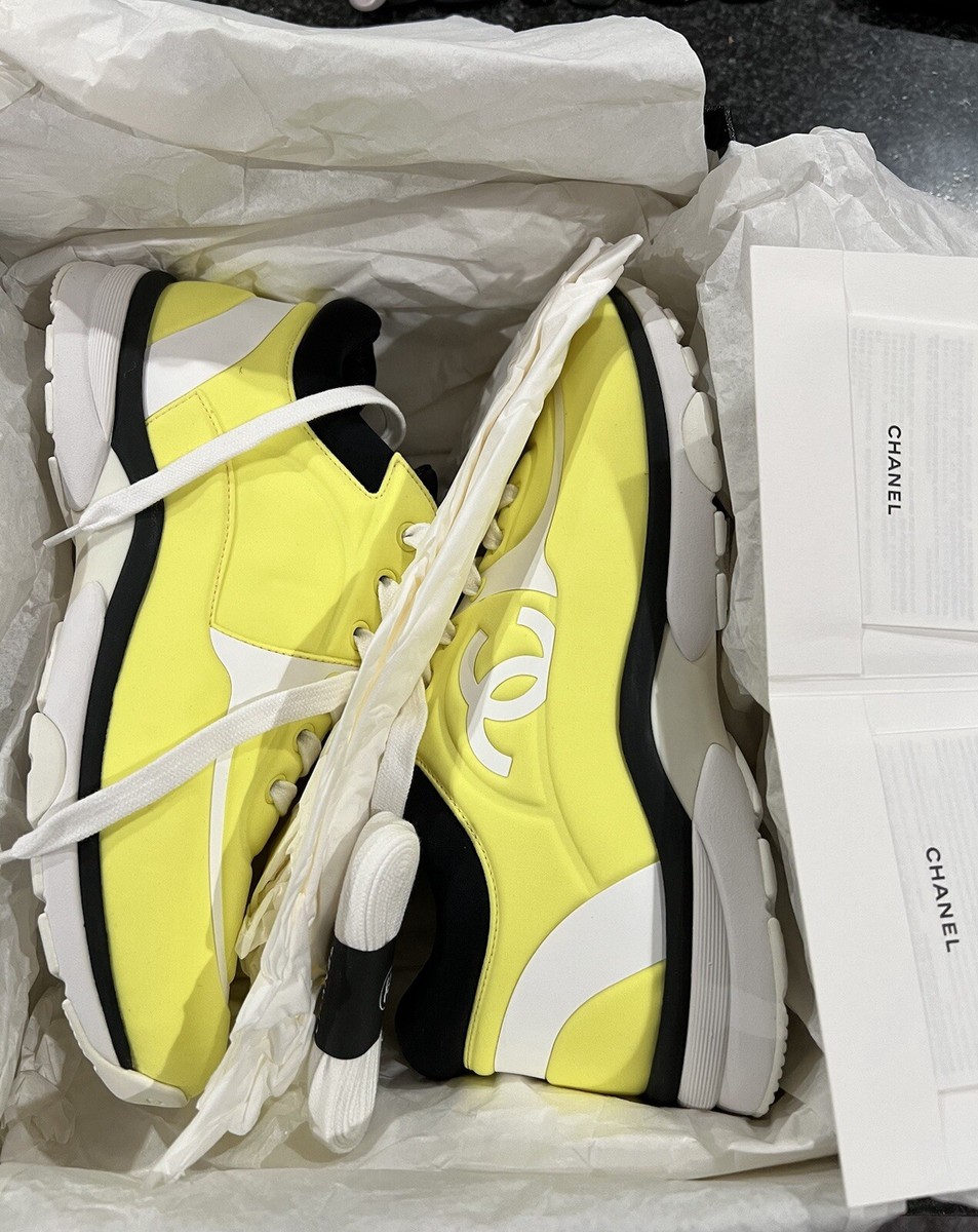 未使用　美品　CHANEL エナメル　スニーカー イエロー/ブラック　38 $1,250 Chanel CC Logo Yellow Lycra Thermo Trainers Lace Up