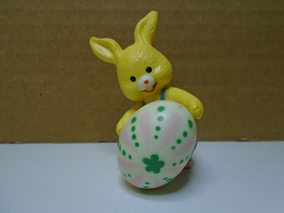YELLOW BUNNY RABBIT ROLLING A LARGE EGG 2.75'' FIGURE UNBRANDED (MA1839)